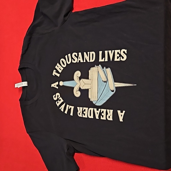 'A reader lives a 1000 lives' Bella Canvas black short sleeve graphic tee Lg EUC - Picture 2 of 6
